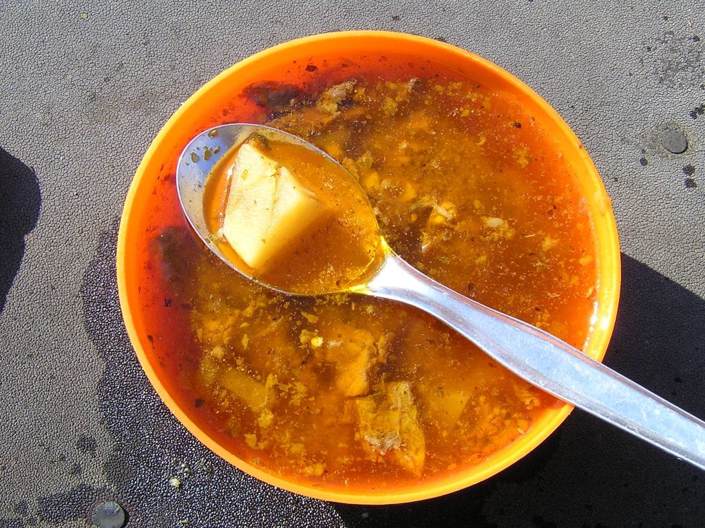 Gulyáslevesbe került a mérgezett kömény, bezárt az étterem