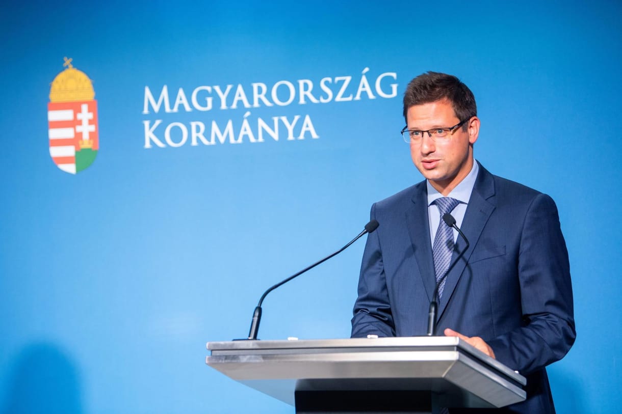 Kormányinfó: 5,5 millió oltásnál nem kell védettségi igazolvány a szállókba, éttermekbe, strandokra