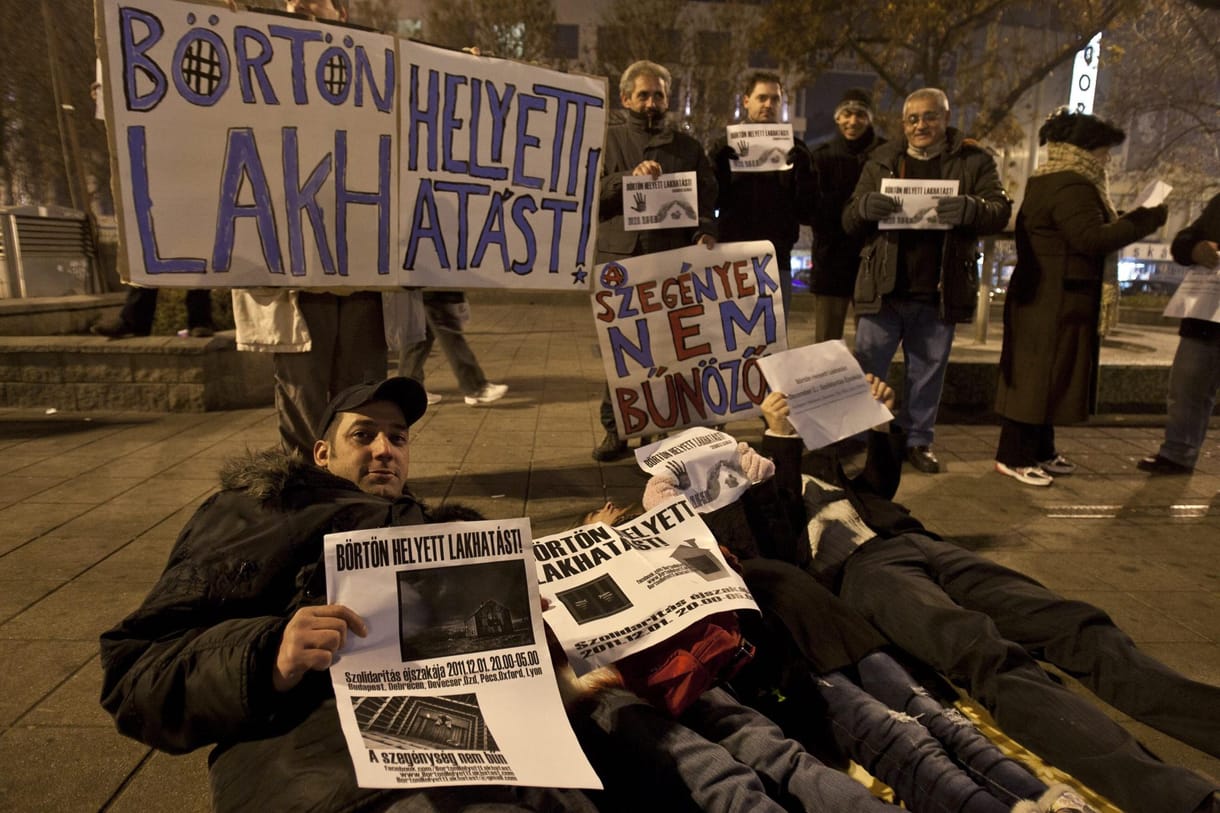 Fotók: a földre feküdtek a demonstrálók a Blahán