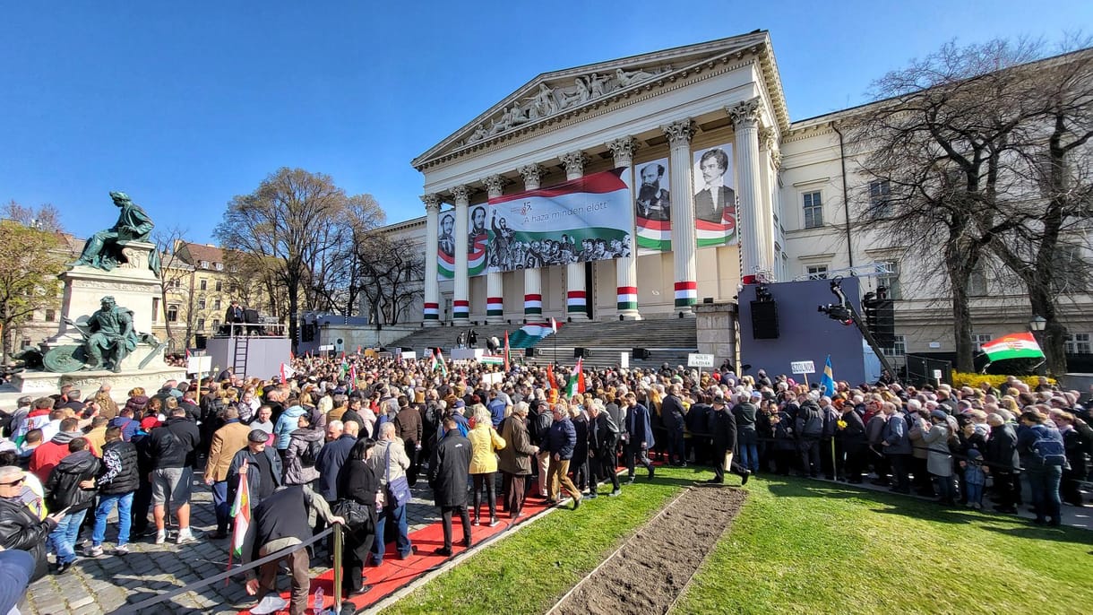 A Fidesz ünnepsége a Nemzeti Múzeum előtt