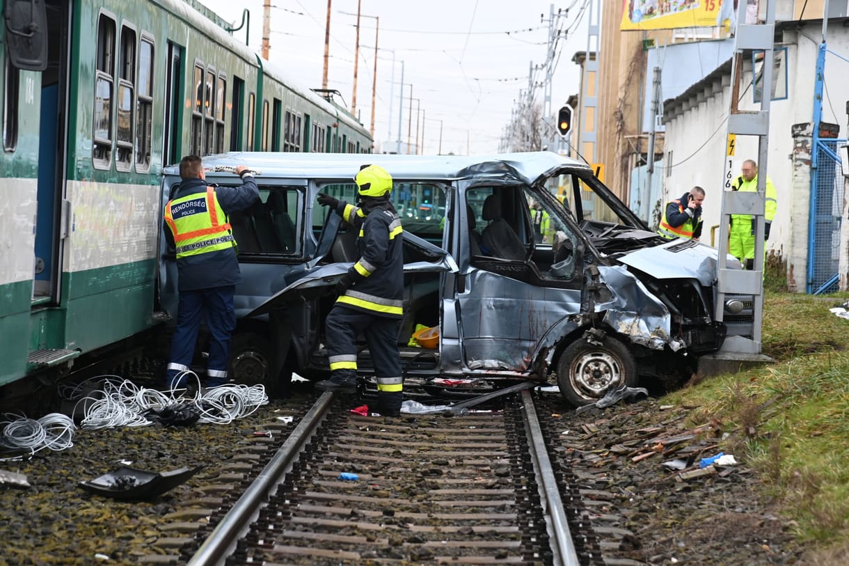 Kisteherautó ütközött a HÉV-vel Soroksári úton – képek
