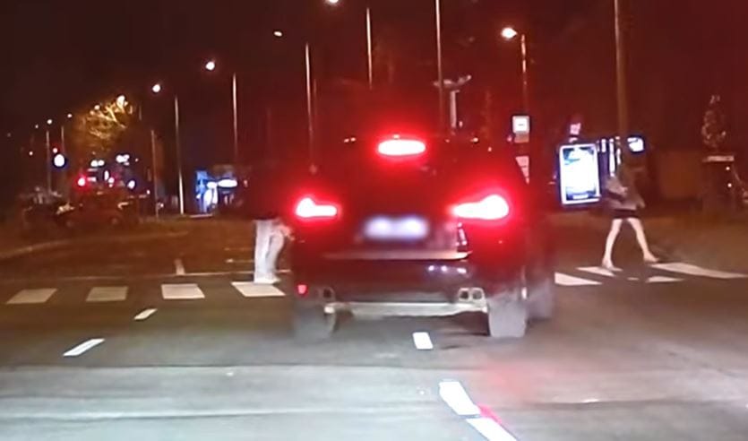 A pirosnál a gyalogosok közt tolakodott egy autós, a másik egy kamiontól sem ijedt meg - videó