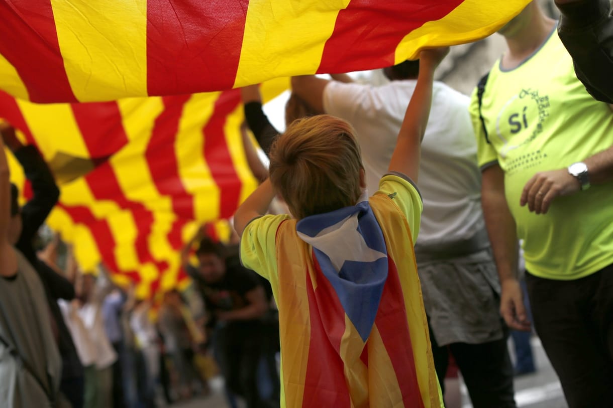 Hatalmas tüntetés Barcelonában a lecsukott katalán vezetőkért