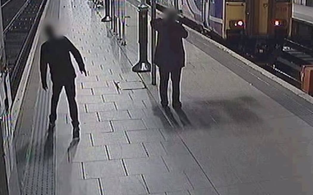 Drámai videóval figyelmeztet a brit vasúttársaság, hogy vigyázzunk ittas barátainkra