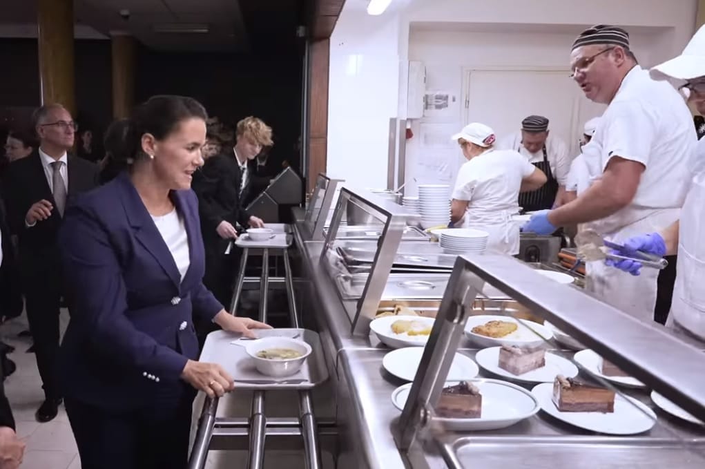 Ugyanazt a sajtos stanglit sütötte Novák Katalin a pannonhalmi bencés diákoknak, mint amiért Ferenc pápa is hálás volt