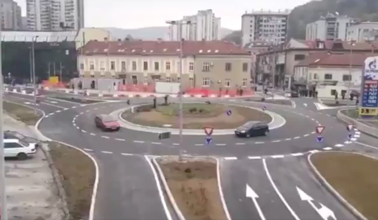 Ez a szerb város megkapta első körforgalmát, csak épp az autósoknak felejtettek el szólni, hogyan kell használni – videó