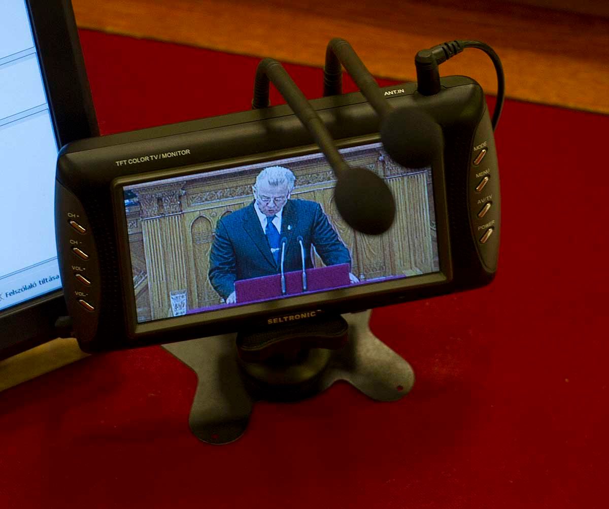 Politika versus sajtó a Schmitt-ügyben: Nemzeti médiatahóság