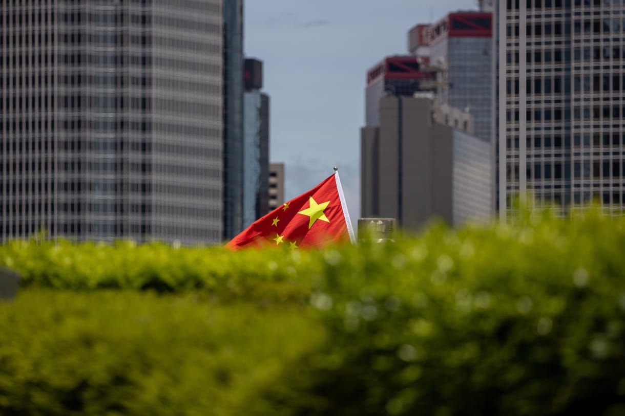 Zászlólengetésért máris letartóztattak egy tüntetőt Hongkongban