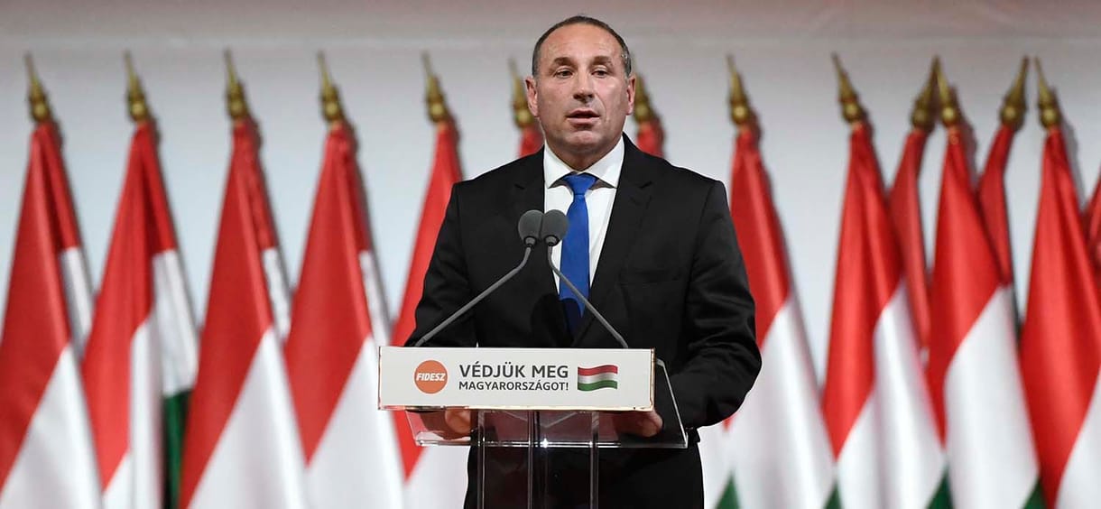 Gyerekekkel fotóztatta le magát egy fideszes képviselő