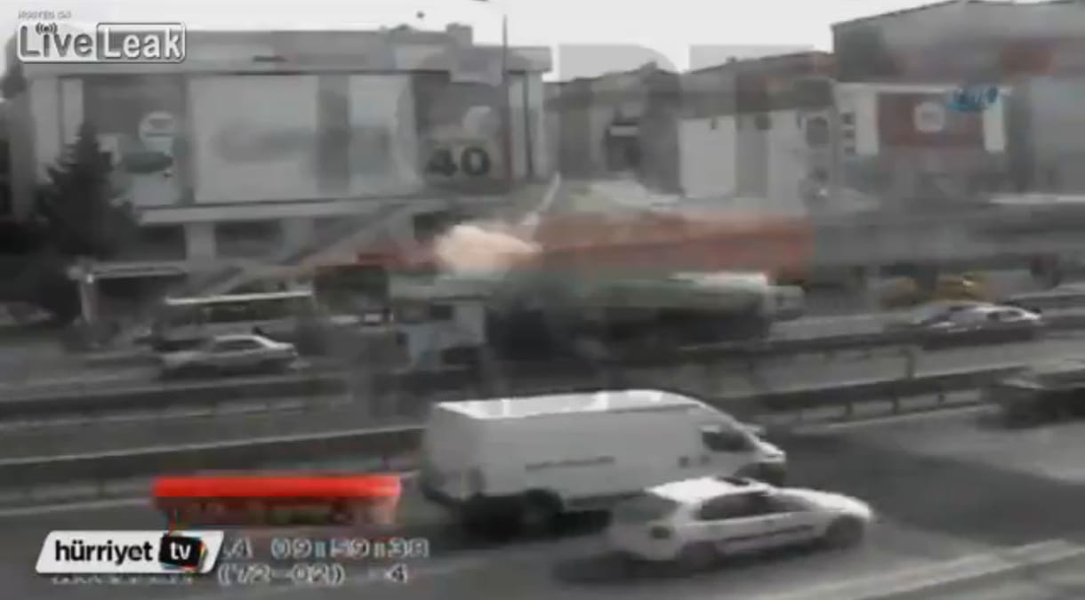 Tartálykocsi szakított le egy felüljárót, egy halott – videó