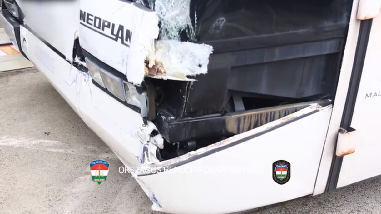 Videó: Ilyen csúnyán összetörtek a reptéren ütköző buszok