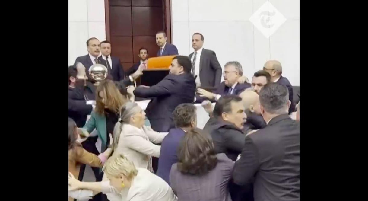 A török kormánypárt egyik képviselője ököllel támadt egy ellenzékire a parlamentben, másodpercek alatt rendes kis bunyó lett belőle