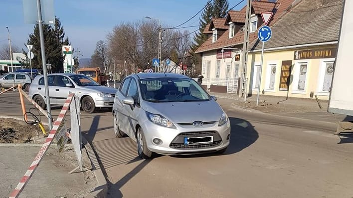 A nap fotói: a szentendrei körforgalom, ami vonzza a parkoló autókat