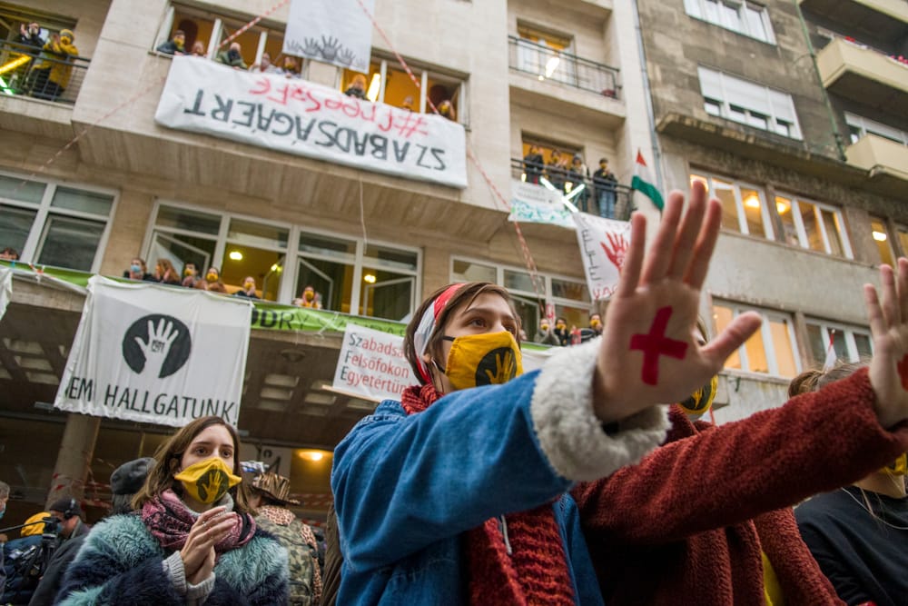 A transzparensektől a mémekig: nyelvében tüntet a nemzet