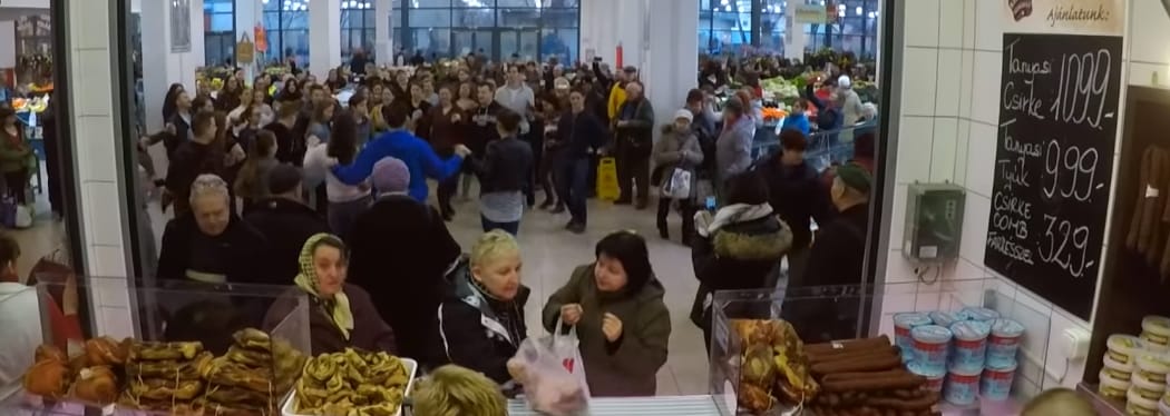 Ez volt eddig az idei legjobb flashmob: ereszd el a hajam a debreceni Nagypiacon
