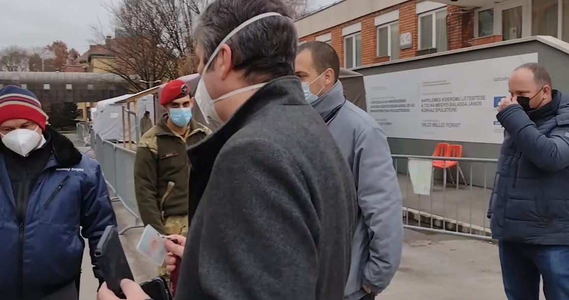 Hadházy megpróbált bejutni a szekszárdi kórház Covid-osztályára, négyen állták útját