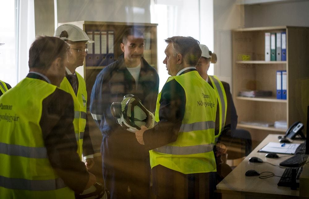 Szürreális fotó jelent meg Orbán Facebook-oldalán