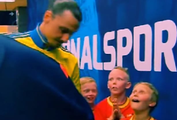 Videó: Két kisgyerek szabályosan elalélt Ibrahimovics láttán