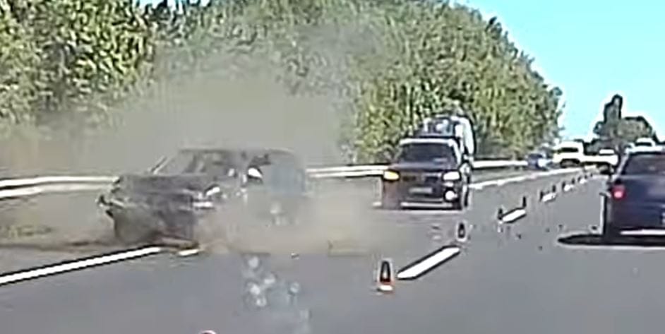 Videón, ahogy durrdefekt miatt szalagkorlátnak csapódik egy autó az M3-ason