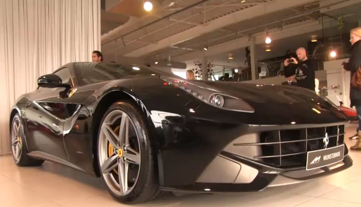 Testközelből a Ferrari F12 Berlinetta - videó