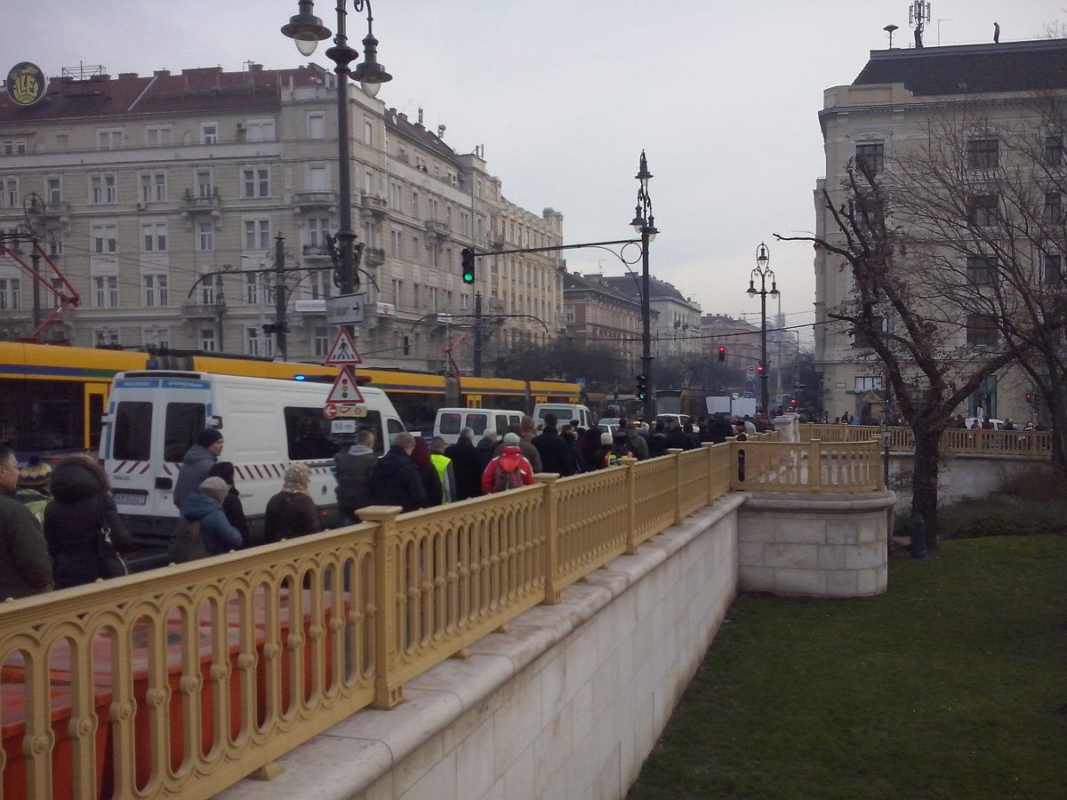 Tüzérségi lövedék miatt lezárták a Margit híd környékét
