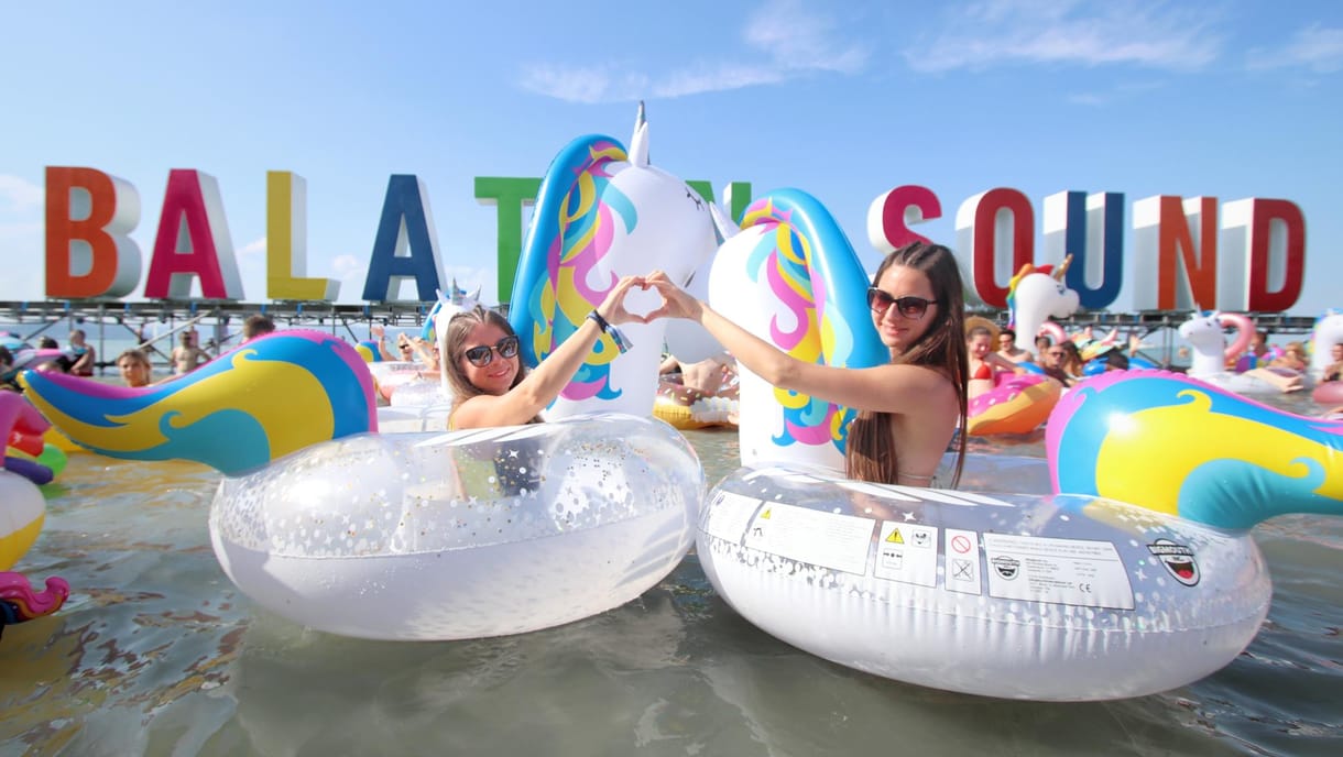 Felfüggesztett börtönbüntetést kértek a Balaton Sound kukkolójára