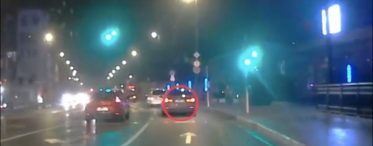 Rendőrök szeme láttára cikázott egy autós