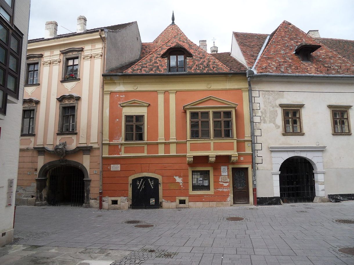 Megunták a csikkeket Sopronban, közterületeken is betiltották a dohányzást