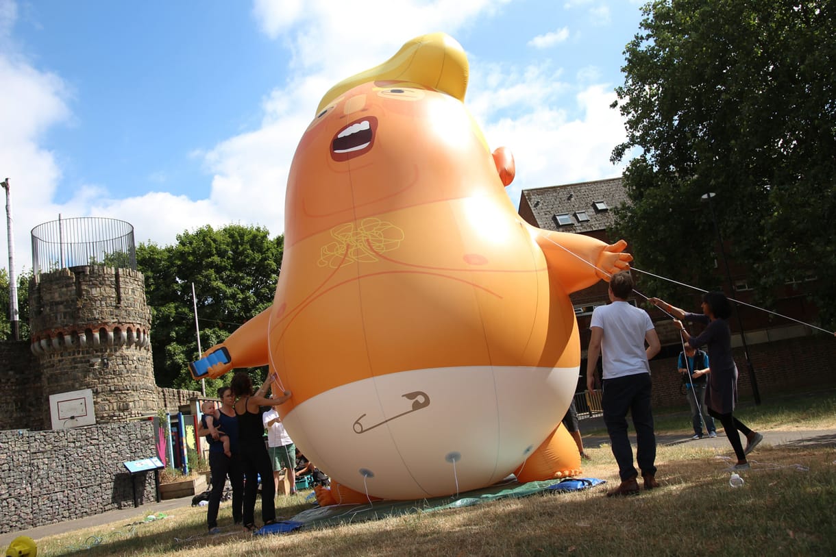 Százezrek készülnek tüntetni ellene, de Trump szerint szeretik őt a britek