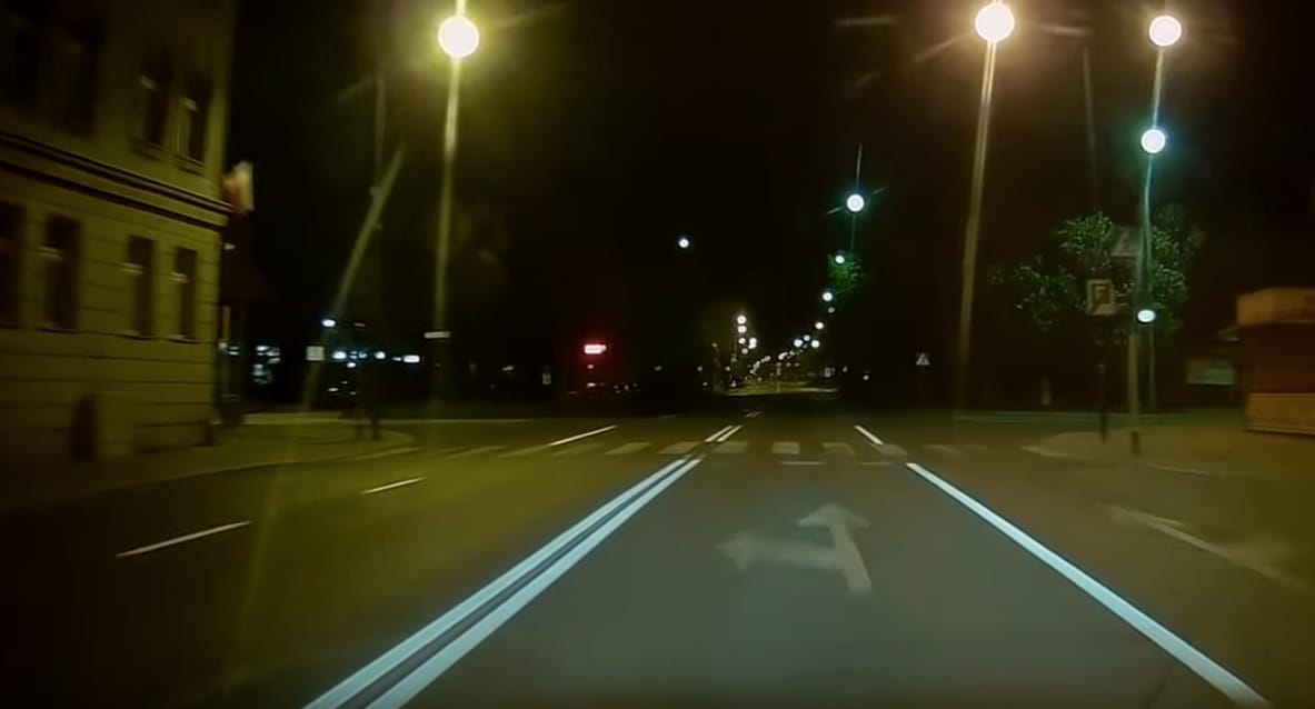 Instant karma: kézifékkel vette be a kanyart a sofőr, a sarkon meg ott álltak a rendőrök – videó