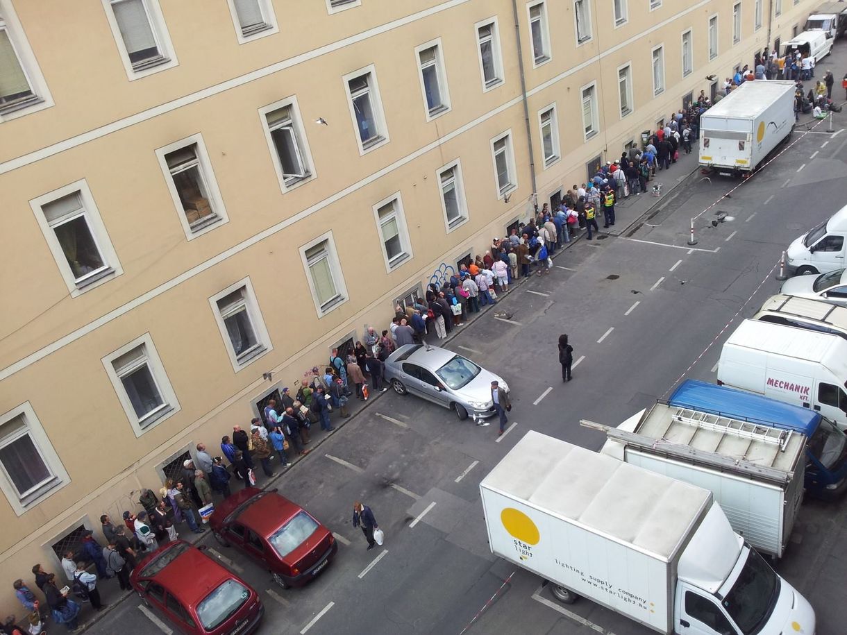 Fotók: hatalmas tömeg áll sorban ételért a Blahánál