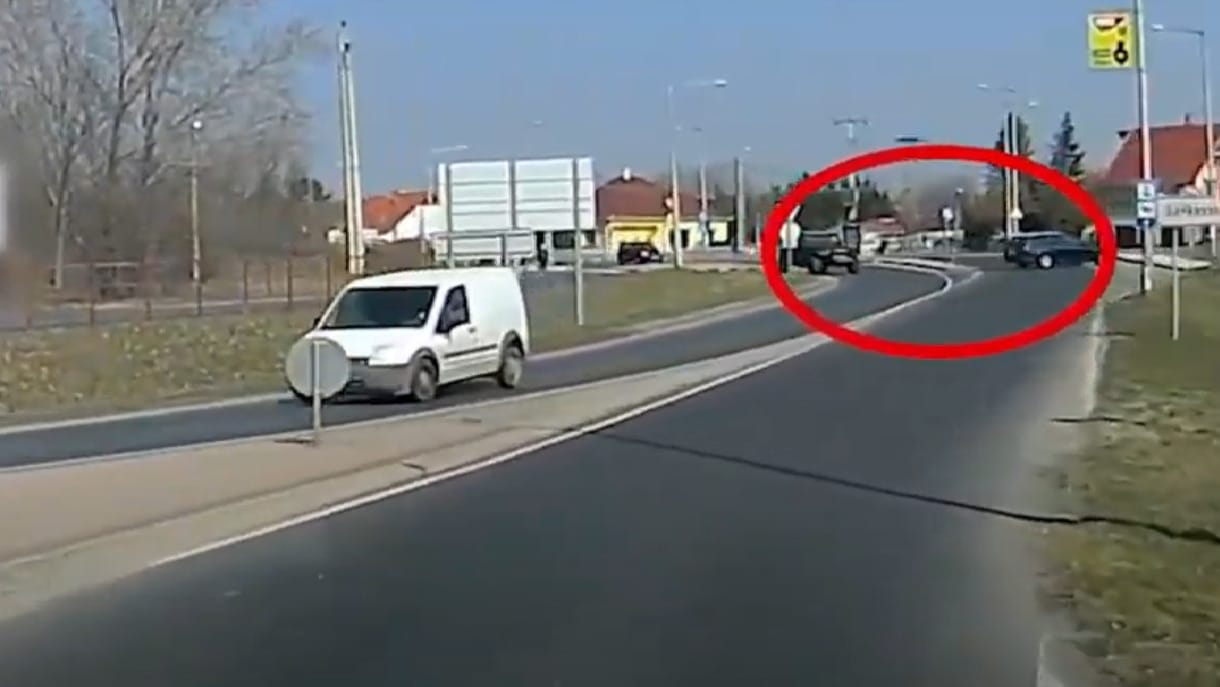 Ritka rossz helyet választott szabálytalankodásra ez a két autós