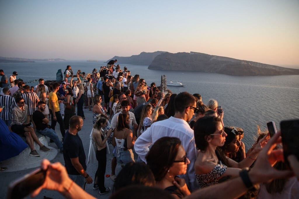 Santoriniben egyre jobban kivannak a turistáktól, korlátozásokat vezetnének be