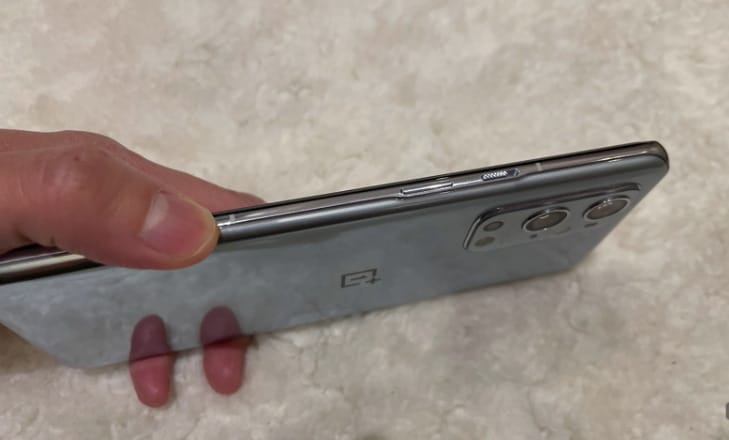 Szembe megy a OnePlus az iparággal: töltőt is ad majd az új a telefonjához