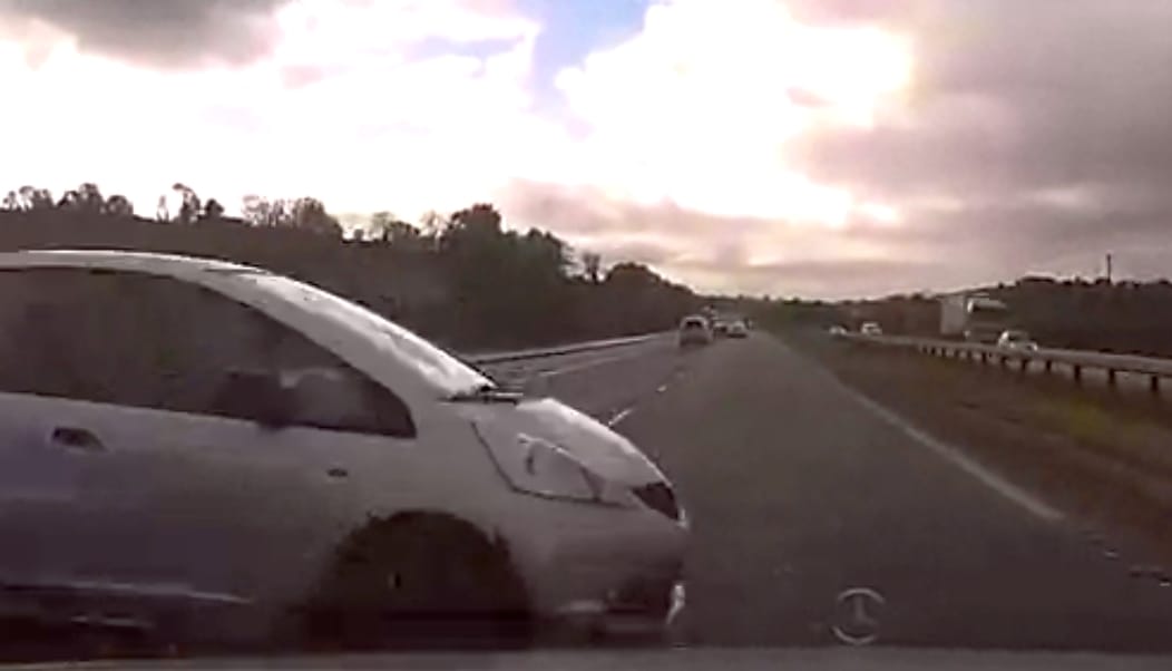 Talán ezért (is) tilos megfordulni egy kétszer kétsávos úton – videó