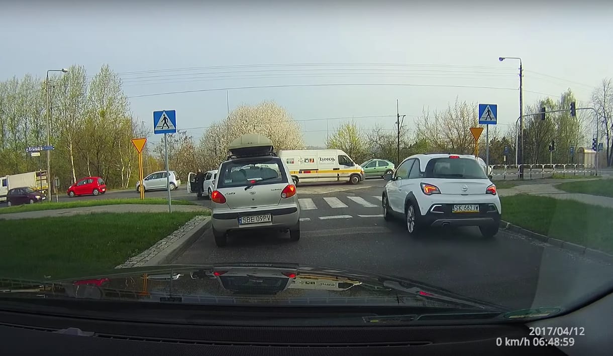 Zsúfolt kereszteződésből ennél zseniálisabb módon nem lehet kijönni – videó