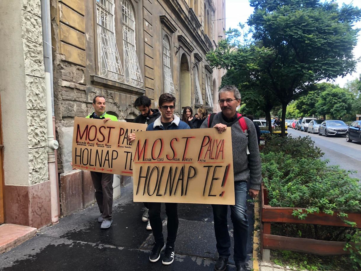 A diákok jogait sérti a polgári engedetlenségben részt vevő tanárok kirúgása – írta a Kölcsey igazgatója