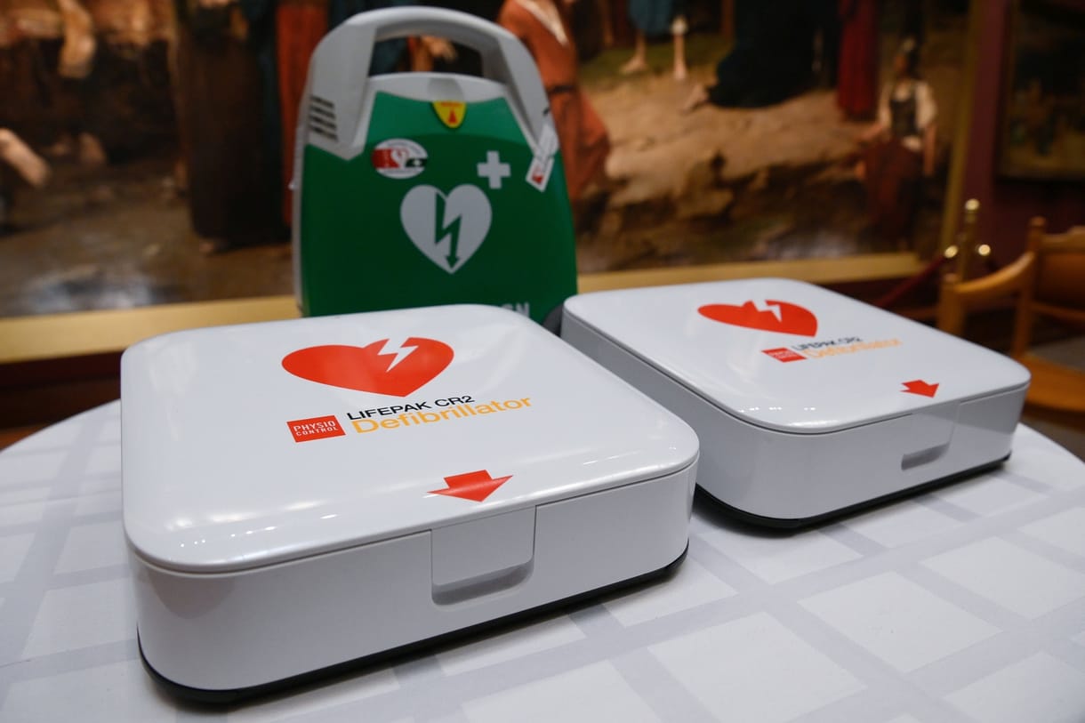 Máris életet mentettek Debrecenben egy néhány hete kihelyezett defibrillátorral