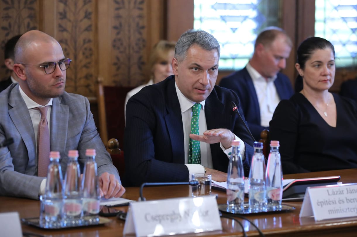 Nagy önbizalommal és ezermilliárdokkal indul „országot építeni” Lázár János 