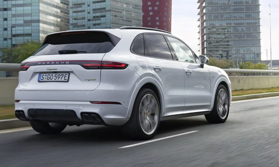 Újabb zöld rendszámos Porsche: itt a 462 lóerős hibrid Cayenne