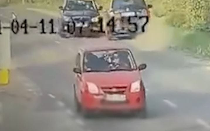 Képes volt azzal védekezni a videón látható vétkes autós, hogy lehet, nem is ő ment át a szembe sávba