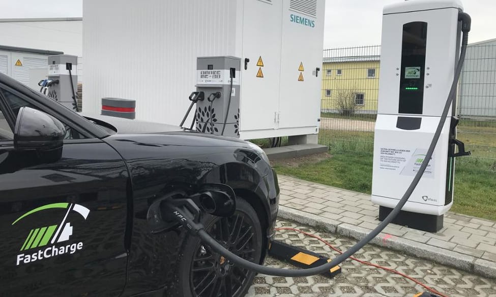 Itt a 450 kW-os villanyautótöltés, ami olyan gyors, hogy hűteni kell a kábeleket