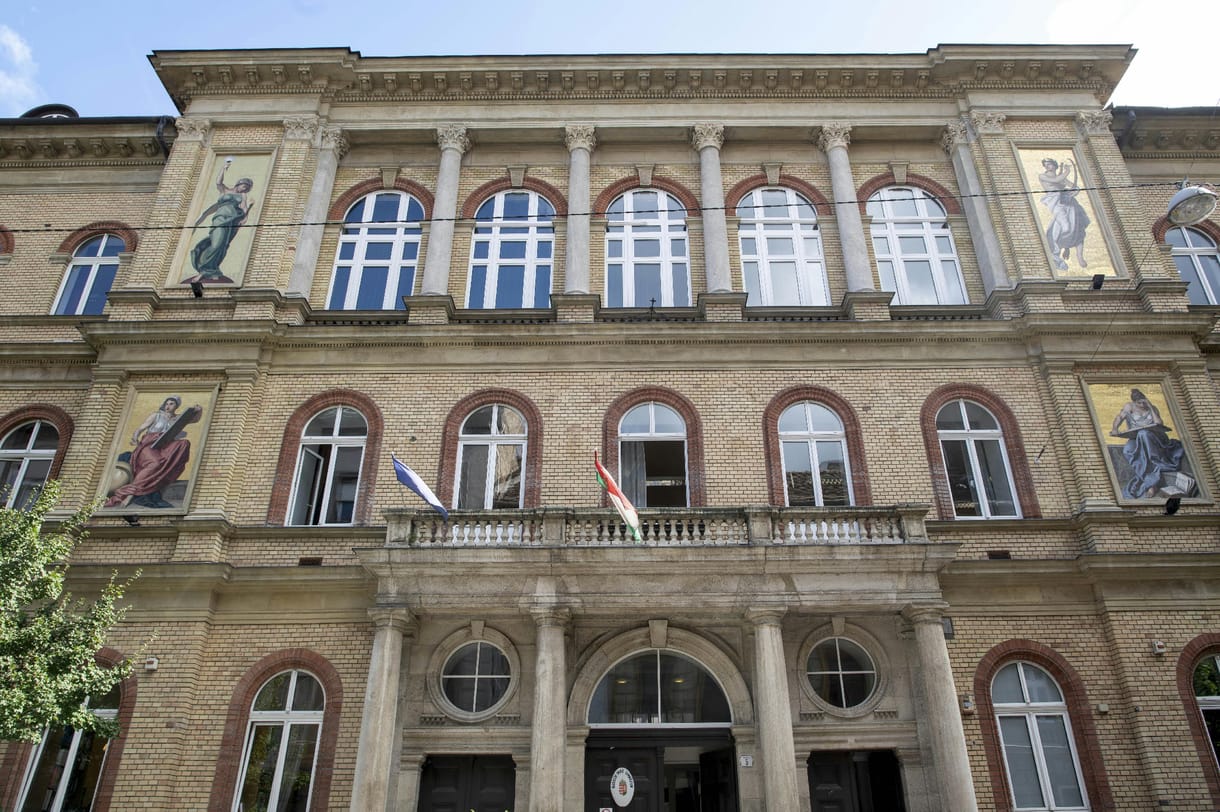 Több tüntetést is szerveznek a Madách-gimnázium kirúgott igazgatójáért