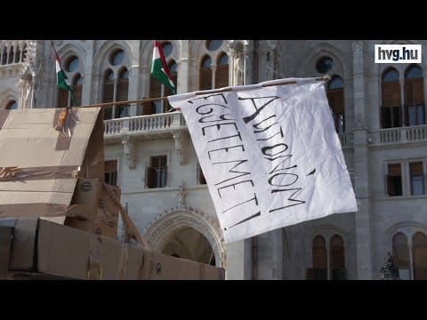 Orbán Viktor ablaka alá építettek egy várat - videó
