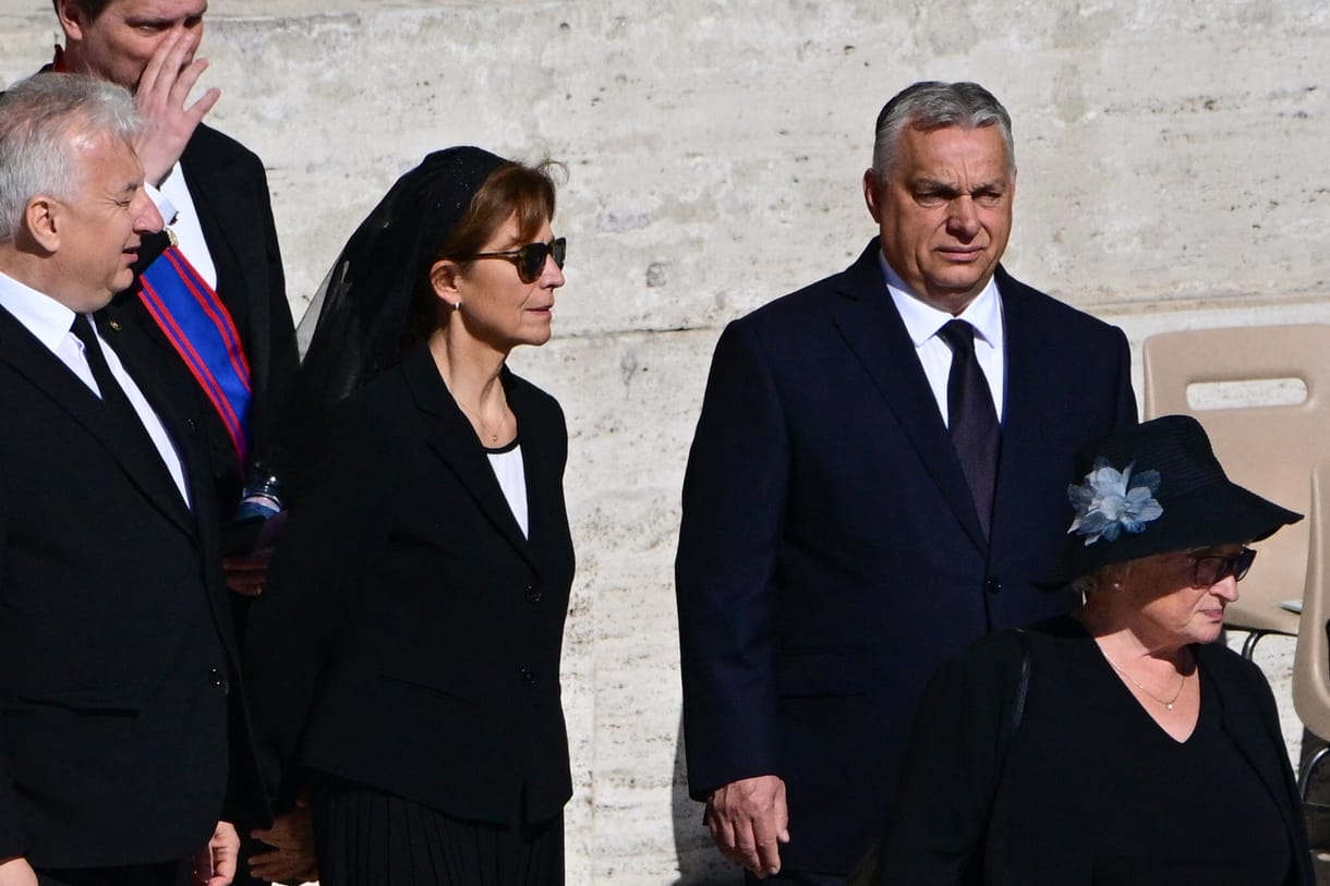 Lesifotó készült arról, ahogy Orbán Viktor a feleségével sétál az esti Rómában