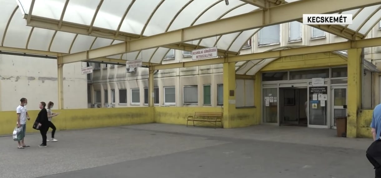 A kecskeméti sürgősségi mentőfeljárójában szülte meg a kisfiát egy nő