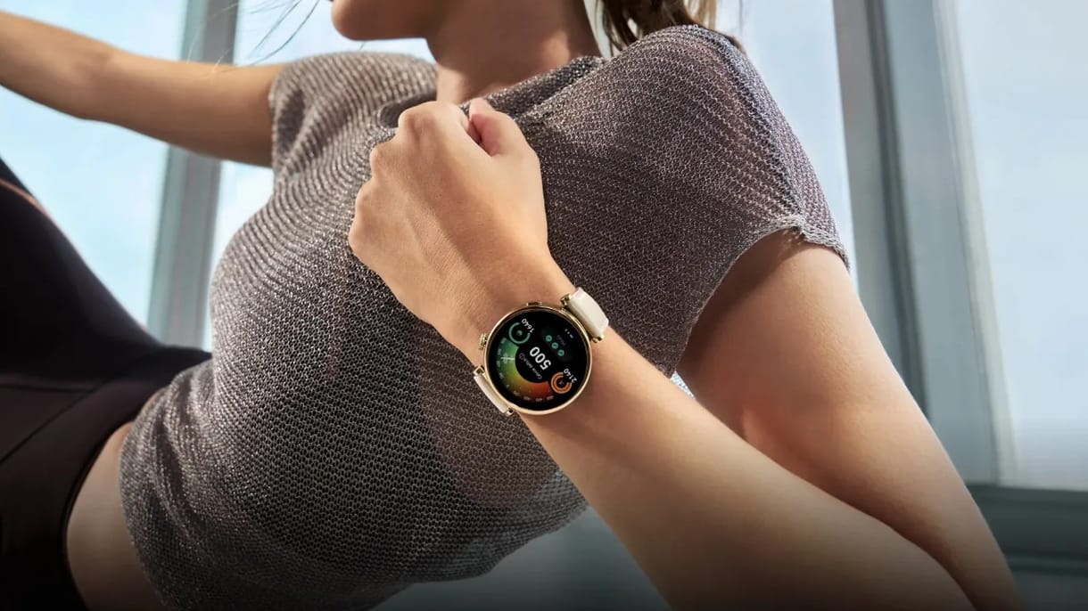 Egy töltéssel 14 napon át bíró új okosóra, 31 órán át szóló fülhallgató és szemüveg is érkezett a Huaweitől