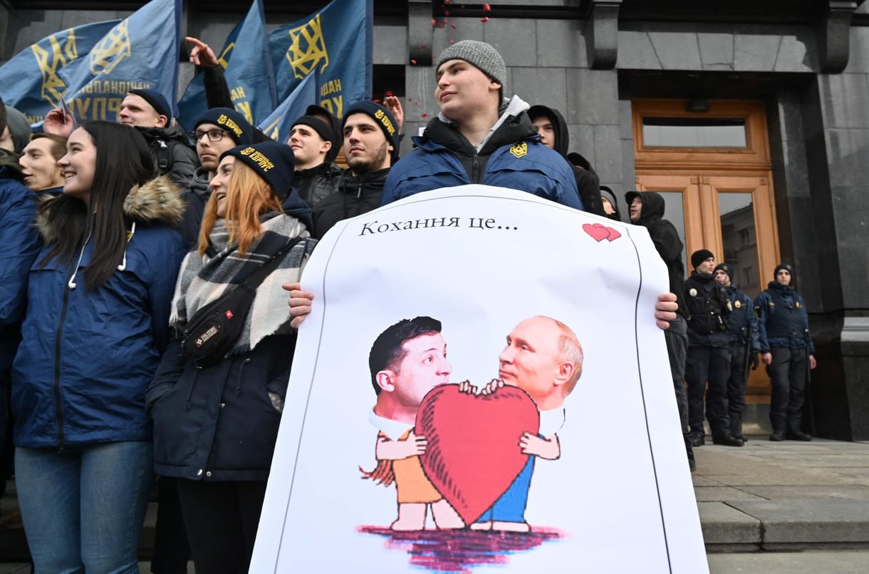 Hazaárulással vádolnak kárpátaljai képviselőket a magyar himnusz eléneklése miatt