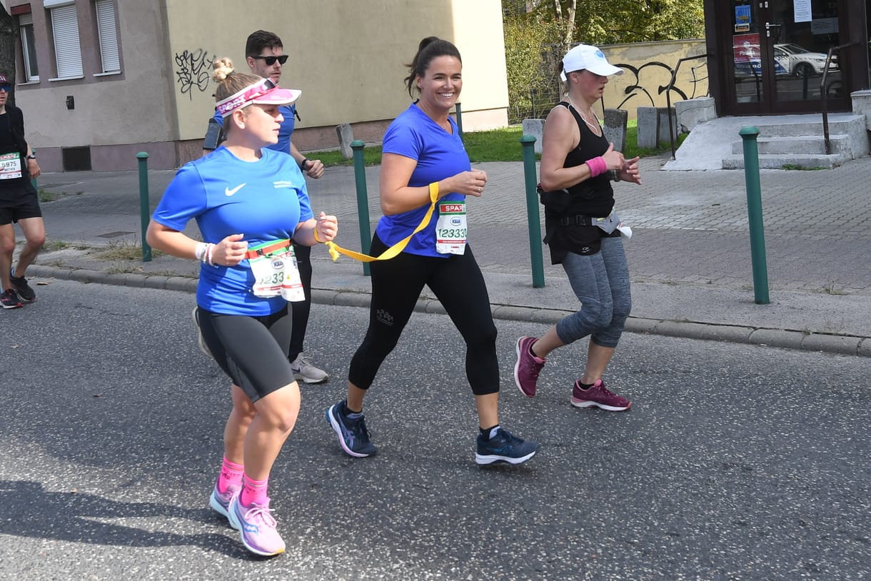 Novák Katalin egy látássérült futóval összekötve indult el a Budapest Maratonon