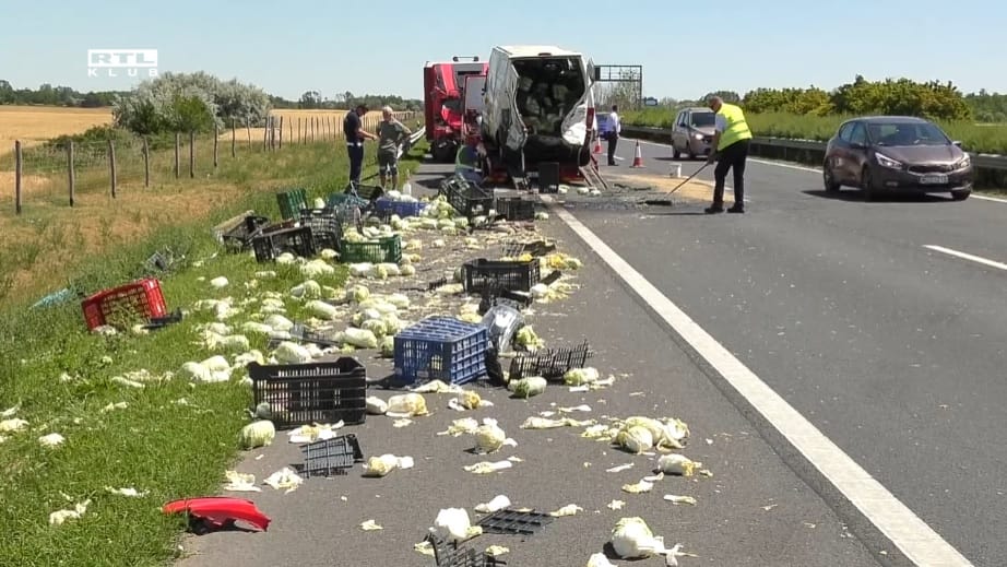 Több mázsányi kínai kel terítette be az M5-öst egy karambol után